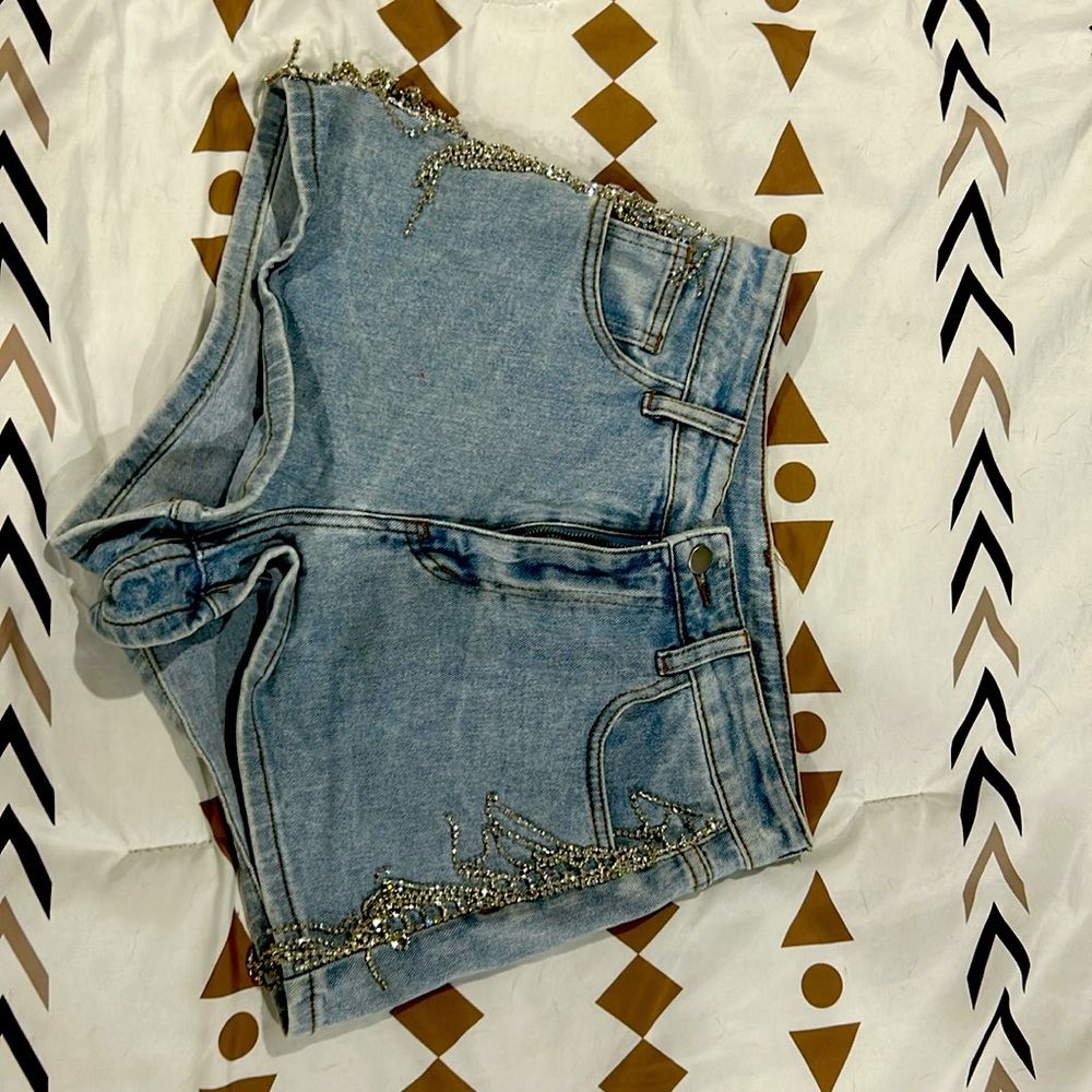 These are Windsor shorts, stretchy, and a size medium.
